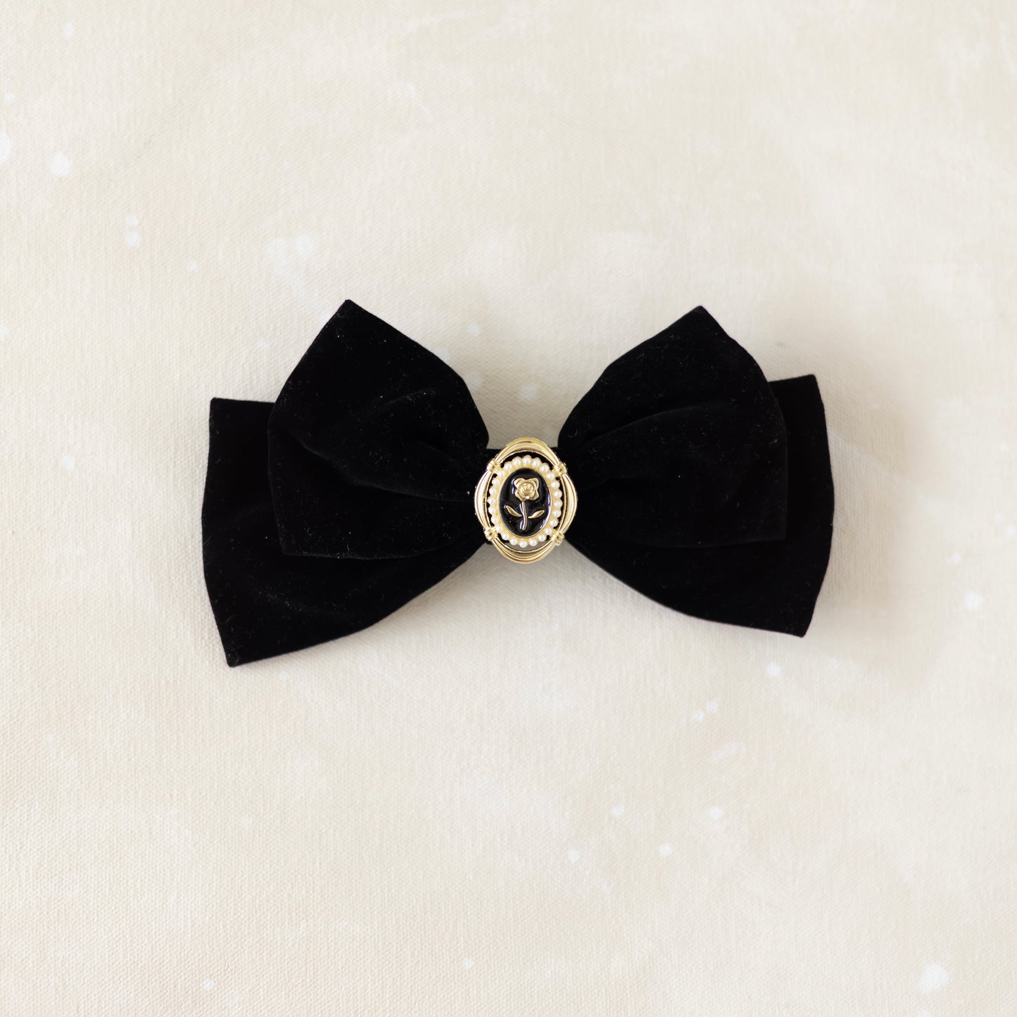 Bow Barrette// Della