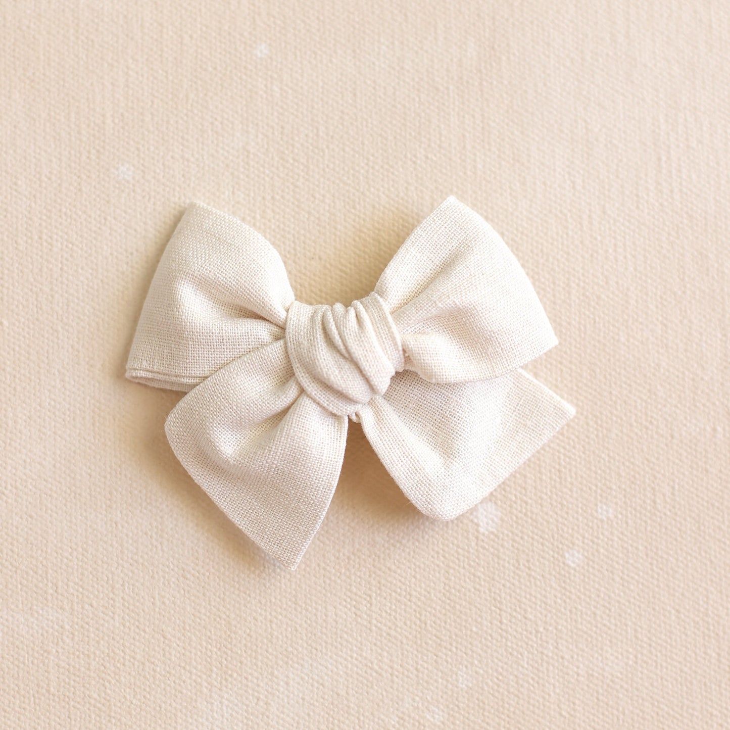 Explorer Bow Clip // Blanche