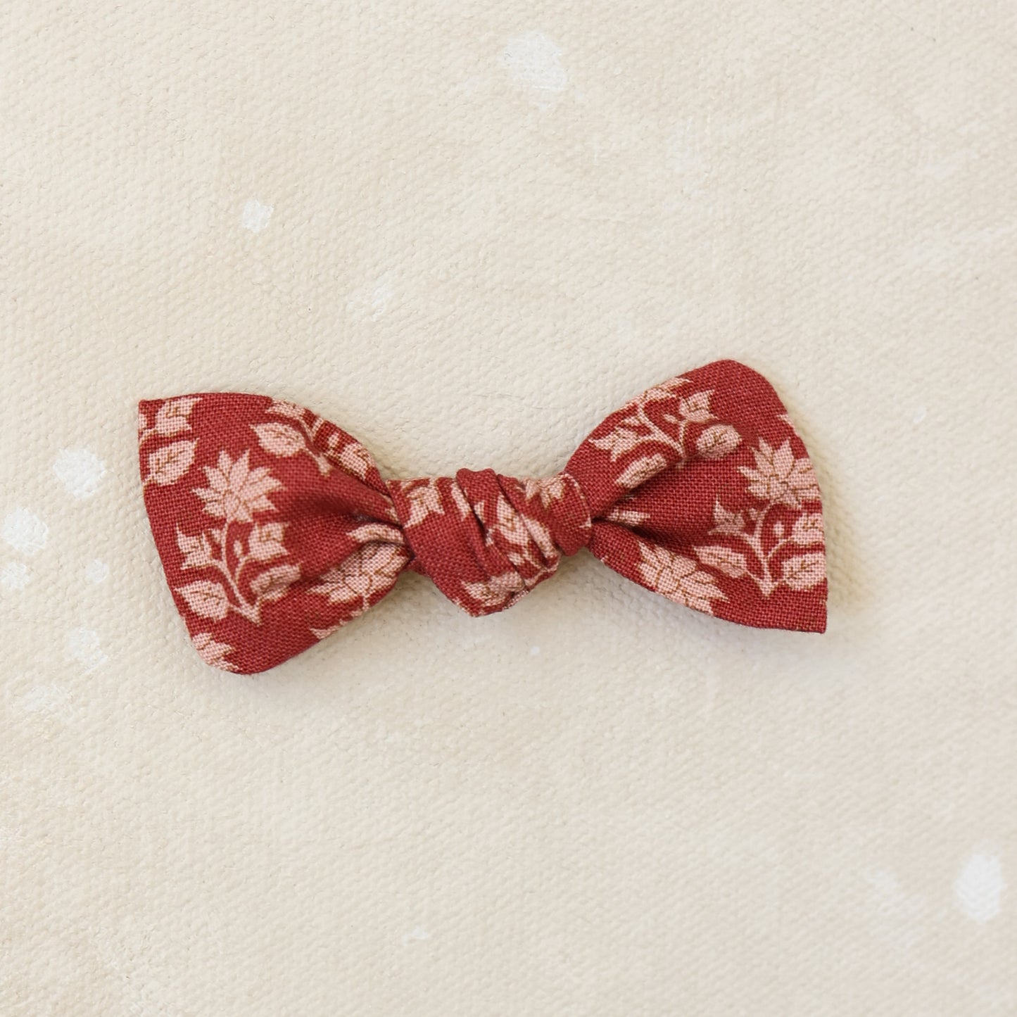 Petite Classic Knot Clip // Poinsetta
