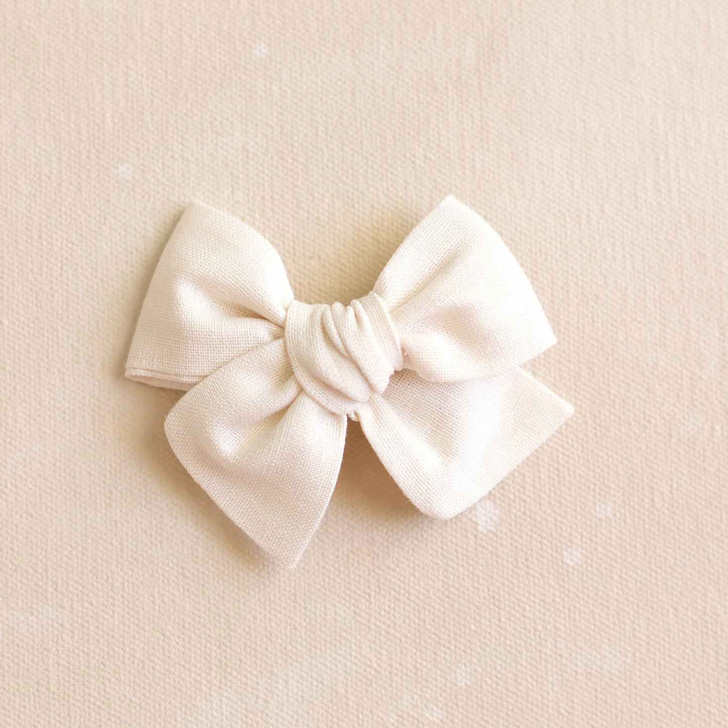 Explorer Bow Clip // Blanche