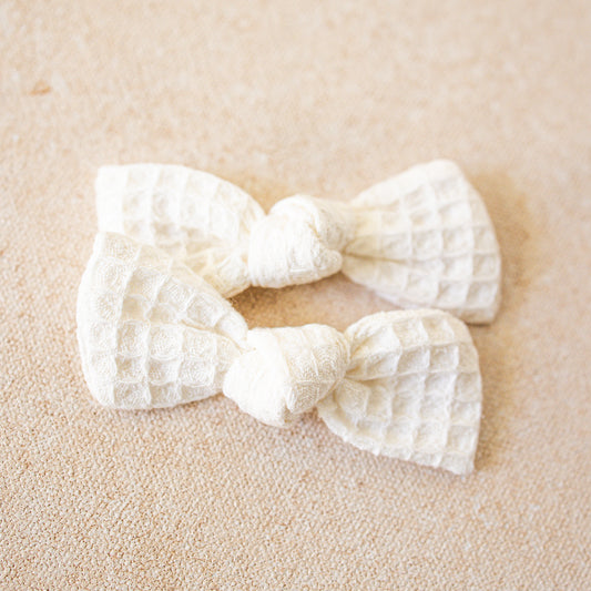 Petite Knot Bow Clip • Natural Waffle